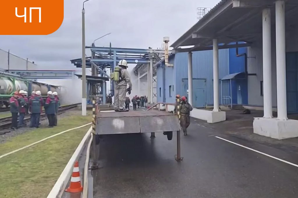 Беларуськалий после происшествия с утечкой соляной кислоты работает штатно После происшествия на промплощадке четвертого рудоуправления Беларуськалия все цеха предприятия работают в штатном режиме На территории объекта и за его пределами угрозы жизни и здоровью людей нет сообщило МЧС Белоруссии По данным министерства во время проведения плановых работ по техническому обслуживанию запорной арматуры произошел разрыв пустой емкости из под соляной кислоты на открытой площадке цеха мембранного электролиза Ударная волна вызвала повреждение соседнего резервуара с аналогичным химическим раствором По информации Республиканского центра организации медицинского реагирования четыре работника предприятия с химическими ожогами и комбинированными травмами были перевезены на госпитализацию в Республиканский ожоговый центр и нейрореанимацию