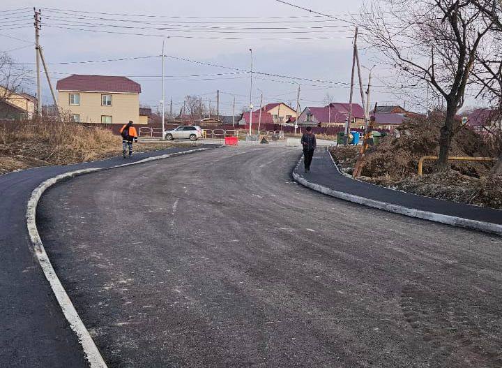 В Троицком завершили асфальтирование ул. Набережной   Работы были выполнены в рамках первого пускового комплекса капремонта улиц Молодежной, Советской, Сиреневой, Новой и Набережной в селе Троицком.  Во время недавней рабочей поездки в Анивский район губернатор Валерий Лимаренко поручил ускорить темпы асфальтирования улицы Набережной. Сегодня подрядчик завершил работы на последнем участке. Теперь современное покрытие уложено на всем протяжении проезжей части и тротуаров от ул. Новой до ул. Матросова. Сейчас идет подготовка к работам по устройству наружного освещения,   — отметил министр транспорта и дорожного хозяйства Максим Жоголев.    Ранее подрядная организация завершила ремонт на соседней улице Новой: выполнила устройство земляного полотна, щебеночного основания, тротуаров, асфальтирование проезжей части, тротуаров и подъездов к домам.   В рамках второго этапа работ, которые начнутся в следующем году, предполагается капитально отремонтировать улицы Молодежную, Советскую и Сиреневую.