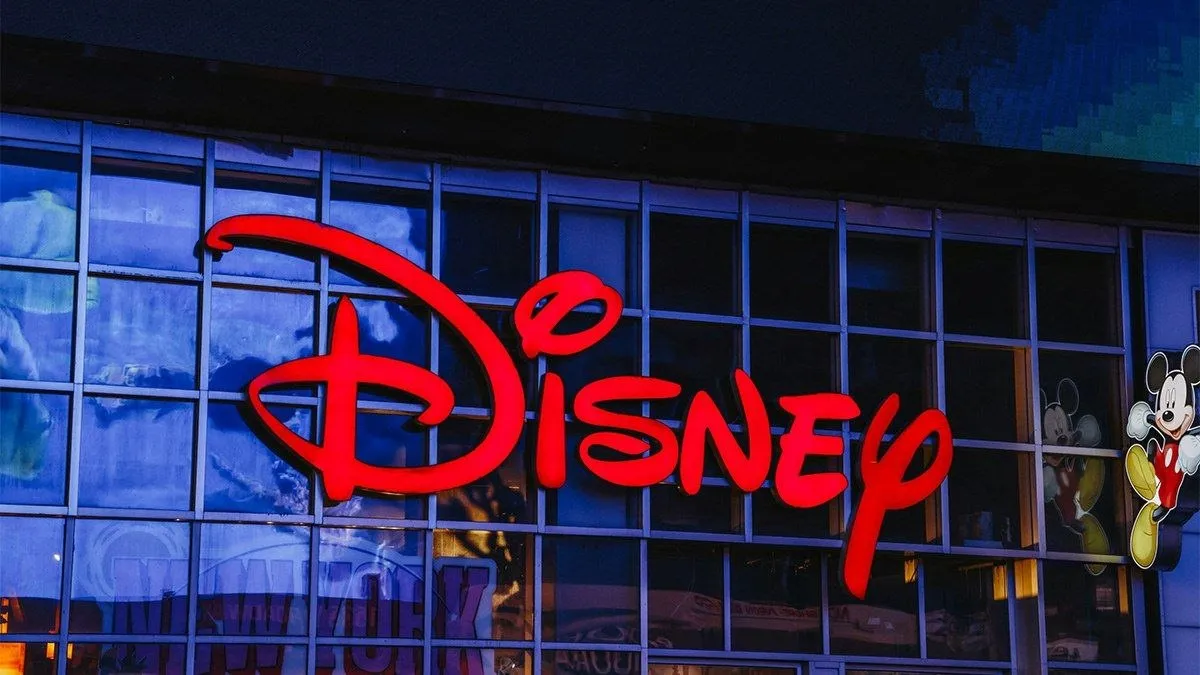 Disney планирует сократить до 1000 сотрудников в ближайшее время сообщает The Wall Street Journal со ссылкой на источники По данным издания сокращения в первую очередь затронут маркетинговый отдел  Причинами оптимизации штата WSJ называет снижение прибыли от стриминговых сервисов падение кассовых сборов и усиление конкуренции на рынке Кроме того компания стремится перераспределить ресурсы в пользу развития цифровых направлений в которых видит потенциал роста Штат сотрудников также сократили Sony Pictures Paramount и Warner Bros Discovery Unsplash Max Telegram Рассылка Приложение для iOS Android