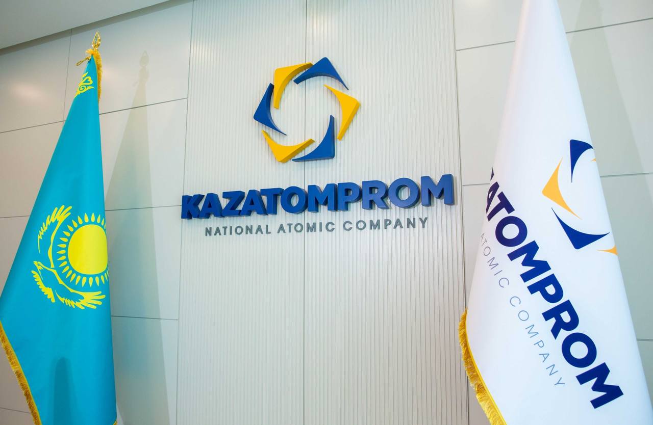 Топ-менеджер «Казатомпрома» осужден за продажу урана по заниженной цене Межрайонный суд по уголовным делам Астаны вынес приговор главному директору по коммерции АО «Казатомпром» по делу о злоупотреблении должностными полномочиями Как установлено в ходе следствия и судебного разбирательства, в 2021 году осужденный, используя свое служебное положение в целях извлечения выгод для себя и организации, заключил три краткосрочных договора на реализацию урана по заниженной цене. Эти контракты были оформлены по истечении предусмотренного двухмесячного срока, что привело к ущербу государству в особо крупном размере — 16,5 млрд тенге. Впоследствии, в 2021–2022 годах, он заключил еще десять договоров по продаже урана по цене ниже среднерыночной на дату подписания. Ущерб от этих сделок составил 3,6 млрд тенге. По вышеуказанным 13 контрактам бывший главный директор получил вознаграждение на сумму около 9 млн тенге. В итоге суд приговорил бывшего топ-менеджера «Казатомпрома» к 4 годам и 6 месяцам лишения свободы с конфискацией имущества. Также он пожизненно лишен права занимать должности на госслужбе и в квазигоссекторе. Кроме того, суд постановил внести представление Президенту о лишении его государственной награды — медали «Ерен еңбегі үшін».