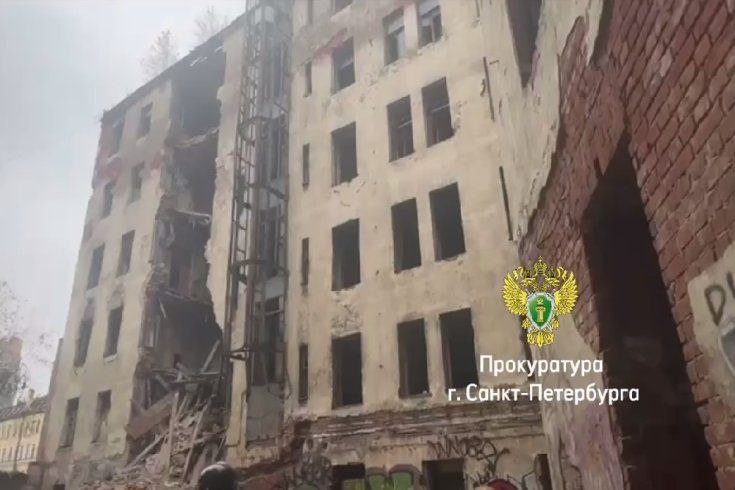Прокуратура начала проверку по факту обрушения здания в Петербурге Прокуратура Адмиралтейского района Санкт Петербурга устанавливает обстоятельства и причины частичного обрушения нежилого дома на улице Розенштейна произошедшего днем 7 ноября Данных о пострадавших не поступало На месте происшествия находится заместитель прокурора Адмиралтейского района Александр Морозов он координирует работу правоохранительных органов и экстренных служб rgsevzap