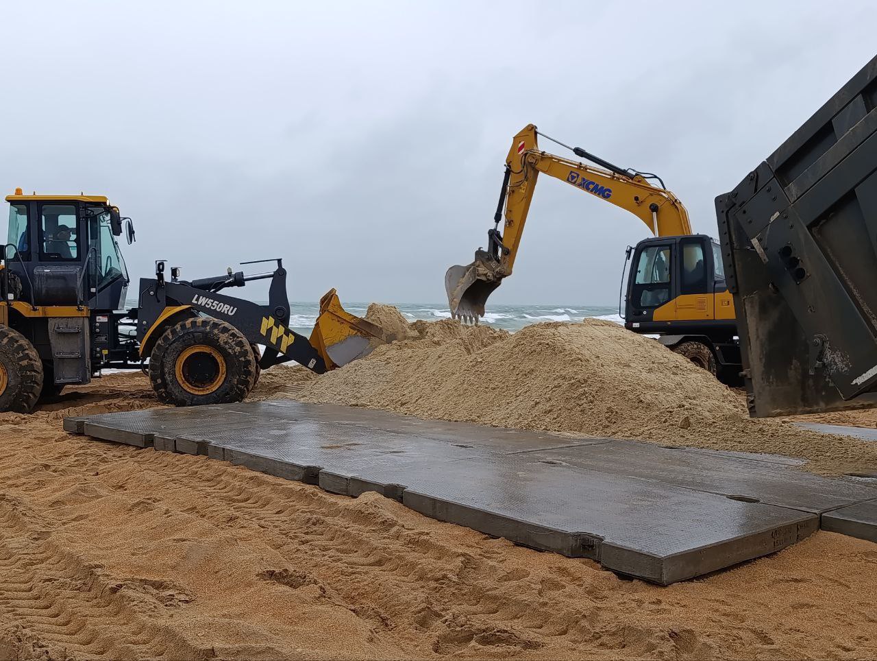 На пляжах Анапы начали тестовую отсыпку нового слоя песка после ЧС На тестовом участке в селе Витязево насыпят дополнительный слой песка толщиной от 30 до 70 сантиметров что является следующим этапом восстановления пляжей Для тестового участка выбран песок из ближайших карьеров максимально близкий по составу к природному грунту Первые самосвалы с песком уже прибыли в Витязево opershtab23