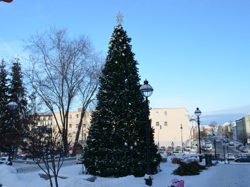 В сквере Зилант впервые установят новогоднюю елку Десятиметровую зеленую красавицу украсят шарами и гирляндами а на верхушке появится Вифлеемская звезда   Вечерка в MAX в Telegram