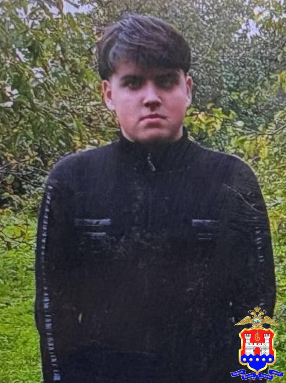 В Калининграде полиция ищет пропавшего с 5 ноября 16 летнего парня Парень ушёл из дома на улице Заслонова 5 ноября около 18 00 часов Михаил Цветков 2009 года рождения среднего телосложения глаза зелёного цвета волосы на голове отсутствуют На вид парню 17 20 лет рост 170 см Он был одет в чёрную куртку серые джинсы светлые кроссовки Если вы обладаете информацией о местонахождении несовершеннолетнего просьба незамедлительно сообщить в полицию по телефонам 8 4012 552 402 552 403