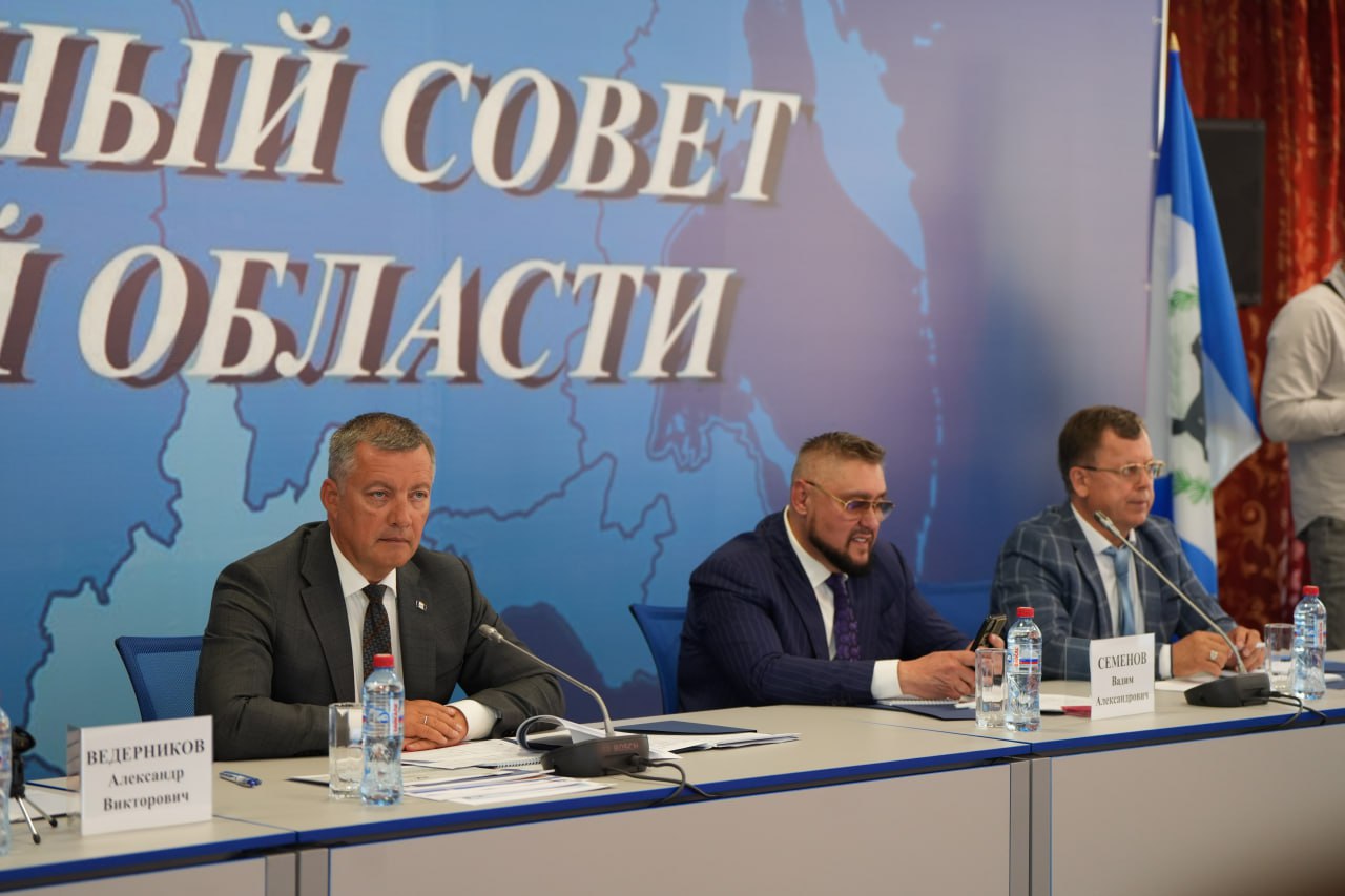 Программу повышения транспортной доступности населенных пунктов разрабатывают в регионе Её задача – связать отдаленные поселки, села, деревни с административными центрами. Вопрос обсудили на заседании Регионального совета Иркутской области под руководством Губернатора Игоря Кобзева. «Вопрос вместе должны решить Правительство Иркутской области и муниципалитеты. Идет изучение ситуации в районах, поиск возможностей продления или изменения маршрутов, перевода на регулируемые тарифы. Поручаю до конца года завершить эту работу и утвердить 5-летнюю программу развития транспорта», – сказал Игорь Кобзев. Общественным транспортом обеспечены 92,5% населенных пунктов региона. В 7,5% необходимы изменения. Обсуждаются предложения по изменению и формированию маршрутов. «В некоторых районах изменены схемы движения, отменены дублирующие маршруты. Жители отдаленных сел должны иметь возможность добираться в административные центры», – сказал министр транспорта и дорожного хозяйства региона Максим Лобанов.