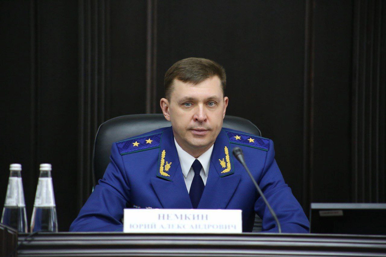 По инициативе прокурора края Юрия Немкина чиновница краевого министерства уволена в связи с утратой доверия В ходе прокурорской проверки в действиях заместителя начальника одного из отделов министерства жилищно-коммунального хозяйства Ставропольского края Анастасии Савченко выявлены грубые нарушения законодательства о противодействии коррупции. Госслужащая в справках о доходах под видом финансовой помощи, якобы предоставленной от родителей и сожителя, декларировала похищенные ею бюджетные денежные средства в сумме более 70 млн рублей. При этом чиновница уволена из министерства с формулировкой «по собственному желанию». С целью обеспечения принципа неотвратимости наказания за совершенное коррупционное правонарушение прокурором края Юрием Немкиным в Ленинский районный суд г. Ставрополя предъявлено исковое заявление об изменении основания и формулировки прекращения полномочий. Требования руководителя региональной прокуратуры удовлетворены, вступившим в законную силу решением суда основание и формулировка увольнения изменены на «увольнение в связи с утратой доверия». Расследование уголовного дела в отношении бывшей служащей на контроле в прокуратуре края.