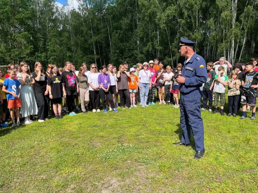 В оздоровительных лагерях юных рязанцев обучают, как действовать при пожарах и оказывать первую медпомощь  В течение летней оздоровительной кампании во всех рязанских лагерях детского отдыха специалисты профильных надзорных органов проводят профилактические занятия – тематические беседы, игровые программы. Сотрудники МЧС рассказывают детям о требованиях пожарной безопасности на территории лагеря и в лесной зоне, о действиях в случаях возникновения чрезвычайных ситуаций, напоминают порядок обращения в оперативные службы, знакомят с правилами эвакуации и оказания первой медицинской помощи.  Такие занятия состоялись в Центре активной молодежи и детей «Лучезарный», расположенном в Спасском районе, в лагере «Сатурн» и других детских оздоровительных учреждениях региона.  Фото: сайт правительства Рязанской области.