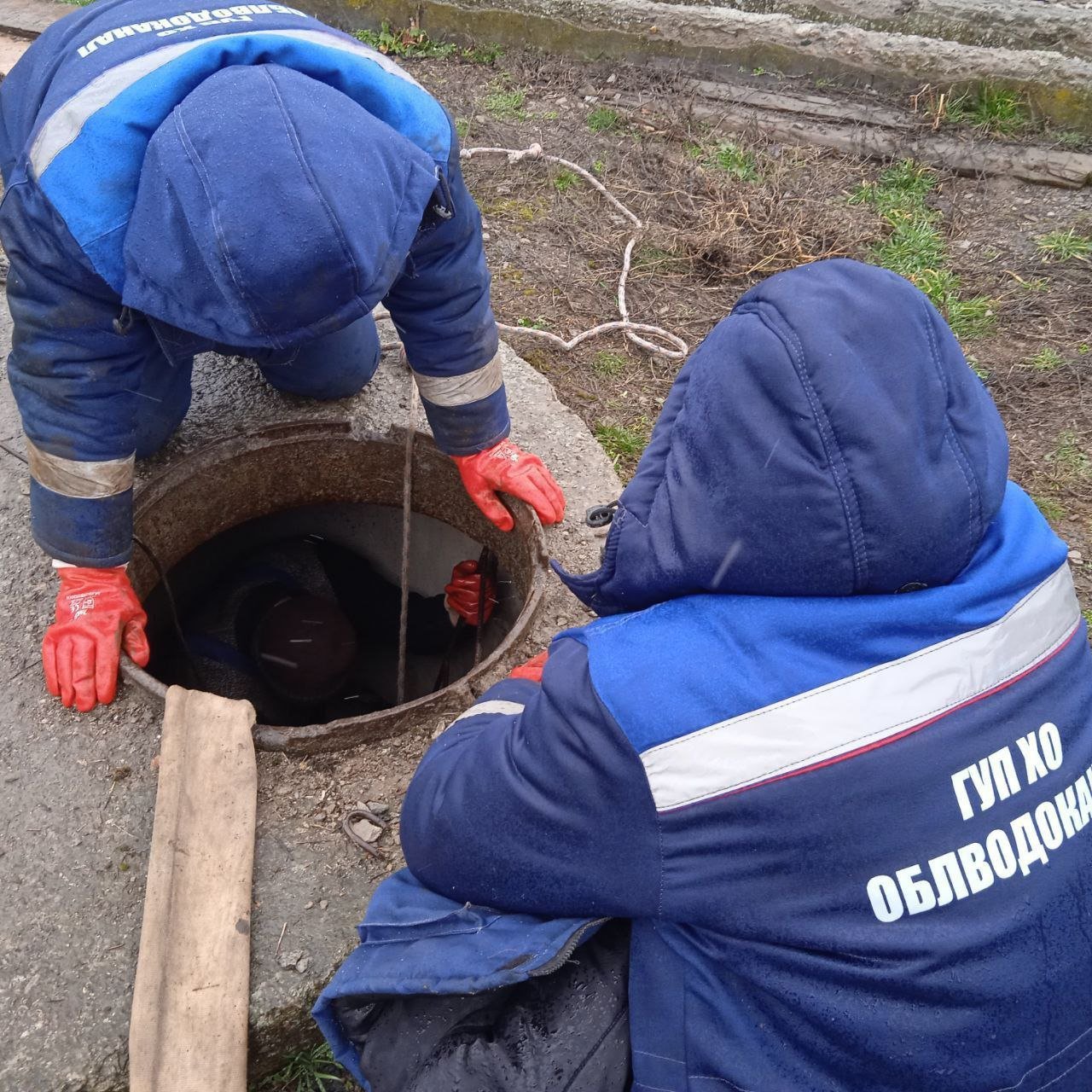 Аварийно-восстановительные работы в Геническом округе  В городе Геническ, а также в селах Стокопани, Семихатки и Новогригорьевка сотрудниками Генического ТПУ устранены аварийные ситуации и выполнены ремонтные работы на центральных магистралях водоснабжения.  В селах Петровка и Приозёрное так же  были ликвидированы порывы и проведены ремонтно-восстановительные работы на сетях водоснабжения.   Кроме того, в Геническе на улице Воровского был произведен ремонт задвижки распределительного колодца, а на улице Гоголя устранён засор в сетях водоотведения.   Благодаря оперативным действиям аварийной бригады работа коммунальных систем была восстановлена в кратчайшие сроки.  Сотрудниками ГУП ХО «Облводоканал» ежедневно осуществляется контроль за работой артезианских скважин и технологического оборудования на очистных сооружениях города Геническ.  Функционирование надежной системы водоснабжения и водоотведения играет ключевую роль в поддержке санитарных норм и качества жизни населения.    Если у вас возникла ситуация, требующая вмешательства аварийной службы, обратитесь в центральную аварийно-диспетчерскую службу ГУП ХО «Облводоканал» по телефону: +7  990  081-68-68  #ГеническийТПУ      Одноклассники