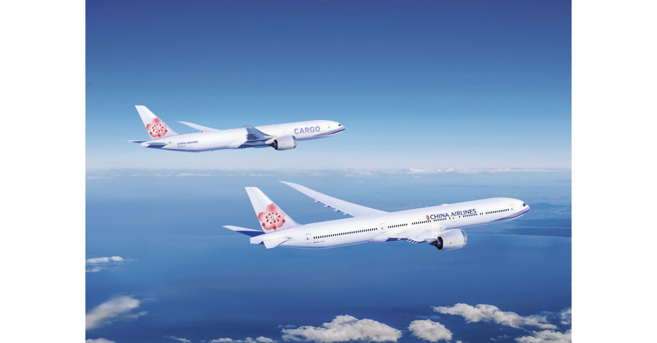 Китай и Boeing готовят рекордную сделку Американский авиапроизводитель подбирается к соглашению о поставке около 500 самолётов для Китая стороны согласуют номенклатуру объёмы и график отгрузок что подчёркивает сложность договора сообщает агентство Bloomberg ссылаясь на информированный источник История тянется несколько лет и упирается в политический контекст сделка будет возможна если Вашингтон и Пекин разрядят торговое напряжение возникшее ещё при первом сроке Дональда Трампа Тем временем риски срыва сделки сохраняются В Пекине уже идут консультации с китайскими авиакомпаниями по потребности в бортах По данным собеседников агентства сопоставимый по масштабу пакет предварительно согласован и с Airbus но официально о нём пока не объявляли В 2023 году лидеры двух стран не довели до финала схожую сделку тогда Джо Байден и Си Цзиньпин не пришли к общему согласию Сейчас ожидается что потенциальный заказ на самолёты Boeing станет опорной частью более широкого торгового соглашения приемлемого как для Трампа так и для Си Последний крупный контракт Boeing с Китаем был подписан в ноябре 2017 года во время визита Трампа тогда были оформлены заказы и обязательства на 300 самолётов на сумму 37 млрд На ожиданиях новой сделки акции Boeing прибавили 1 9 на предпродаже с начала года рост составил 27 5 По оценке редакции для Китая логично распределять крупные лоты между двумя производителями это снижает риски при возможных сбоях и упрощает ввод самолётов в эксплуатацию в условиях напряжённой торговли Boeing Постфактум Онлайн проект eMAKS aviasalonmaks