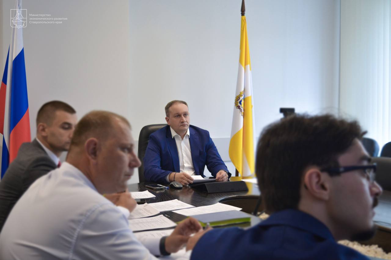 Сегодня под председательством Губернатора Ставрополья провели совещание по вопросам развития инвестиционной деятельности в регионе Доложил Владимиру Владимировичу о ключевых показателях края и обозначил дальнейшие планы по повышению привлекательности в этом направлении. Показатель инвестиций вырос с 123 миллиардов рублей в 2016 году до практически 384 миллиардов рублей в 2024 году. Ставропольский край — жемчужина России. И не только благодарю курортам. Мы имеем огромный потенциал в развитии сельского хозяйства, промышленности и переработки. Для повышения привлекательности региона заключаем инвестиционные соглашения между Правительством края и инициаторами. Сейчас действует 44 таких документа, предусматривающих реализацию проектов на сумму более 124 миллиардов рублей. Край получит более 4,9 тысяч новых рабочих мест. Еще одна мера поддержки — предоставление земельных участков в аренду без проведения торгов. Приняли 157 распоряжений, по которым предусмотрено создание более 20 тысяч новых рабочих мест. Отметил и наши особые территории — региональные парки и территорию опережающего развития. На ТОСЭР «Невинномысск» развивается 50 резидентов и создано уже 12 тысяч рабочих мест. На территориях регпарков работают 20 резидентов и уже создано более 2,7 тысячи рабочих мест. План на этот год — создать десятый парк в Советском округе. Его площадь составит более 178 гектаров. Территория будет специализироваться на производстве пищевой продукции, логистической отрасли и переработке сельхозтоваров. Для инвесторов предусмотрим преимущества в виде налоговых льгот и инфраструктурных преференций. Определили лидеров по достижению планового показателя по инвестициям. Труновский округ — 88,2% от плана Шпаковский округ — 72,9 % от плана Кировский округ — 69,1 % от плана Совместно с главами отработаем поручение Владимира Владимировича и составим план по дальнейшему развитию территорий. Будем усиливать позиции лидеров и создавать здоровую конкуренцию среди отстающих. Продолжаем повышать инвестиционную привлекательность Ставрополья!