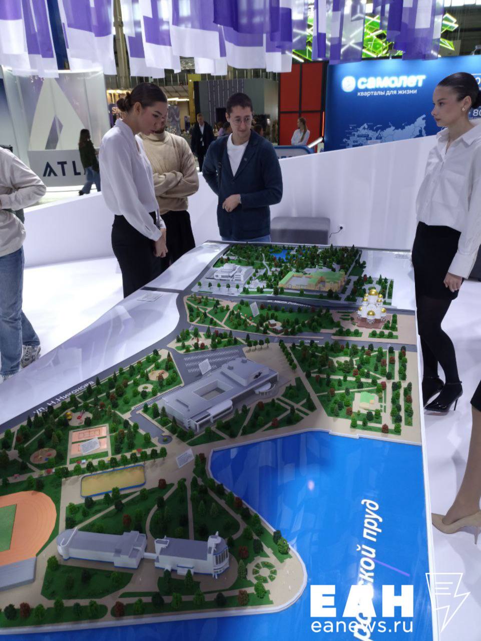 Проект спасения Харитоновского парка представят в Екатеринбурге на открывающемся форуме 100 Мастер план главного парка уральской столицы объединяющий сады старинной усадьбы и парка стадиона Динамо выставлен в одном из павильонов форума 100 TechnoBuild Начали заниматься Харитоновским парком который у нас главная боль на сегодня Это самый неухоженный парк в центре города он просто умирает как и вся усадьба Харитоновых Главная задача не забрать этот памятник а чтобы собственник начал уже вкладывать средства собираемые с аренды Если бы они этим занимались никто не был бы против пояснил корреспонденту инициатор проекта и руководитель компании Prinzip Геннадий Черных По его словам в основу концепта заложена идея соединения единым пространством сада Харитоновых и парка стадиона Динамо Сроки реализации проекта неизвестны и будут зависеть от собственника Агентства по управлению и использованию памятников истории и культуры Однако под руководством федерального Агентства и усадьба Харитоновых Расторгуевых и сами сады только запустевают EanNews