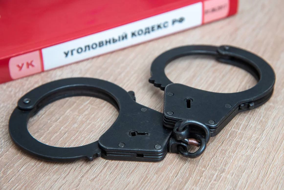 В Самаре арестован бизнесмен обвиняемый в неуплате налогов на 7 млрд рублей Директор организации по производству табачной продукции в Самарской области стал фигурантом уголовного дела по обвинению в уклонении от уплаты налогов на сумму около 7 млрд рублей Следственный комитет РФ возбудил дело по статьям предусматривающим уклонение от налогов в особо крупном размере легализацию преступно приобретенных средств и неправомерный оборот средств платежей организованной группой По версии следствия в период с 2021 по 2024 год подозреваемый предоставлял в налоговую службу декларации с ложными данными об объемах производства и реализации никотиносодержащей продукции Таким образом он не уплатил в бюджет около 7 млрд руб Кроме того следствие считает что фигурант легализовал полученные преступным путем денежные средства приобретая на них недвижимость и другое имущество на сумму свыше 22 млн руб Также ему инкриминируется организация изготовления поддельных распоряжений о переводах денежных средств подконтрольным компаниям и индивидуальным предпринимателям В отношении подозреваемого избрана мера пресечения в виде заключения под стражу В настоящее время проводятся следственные действия для выяснения всех обстоятельств дела Оперативное сопровождение осуществляют сотрудники УФСБ и ГУ МВД России по Самарской области kommersant volga