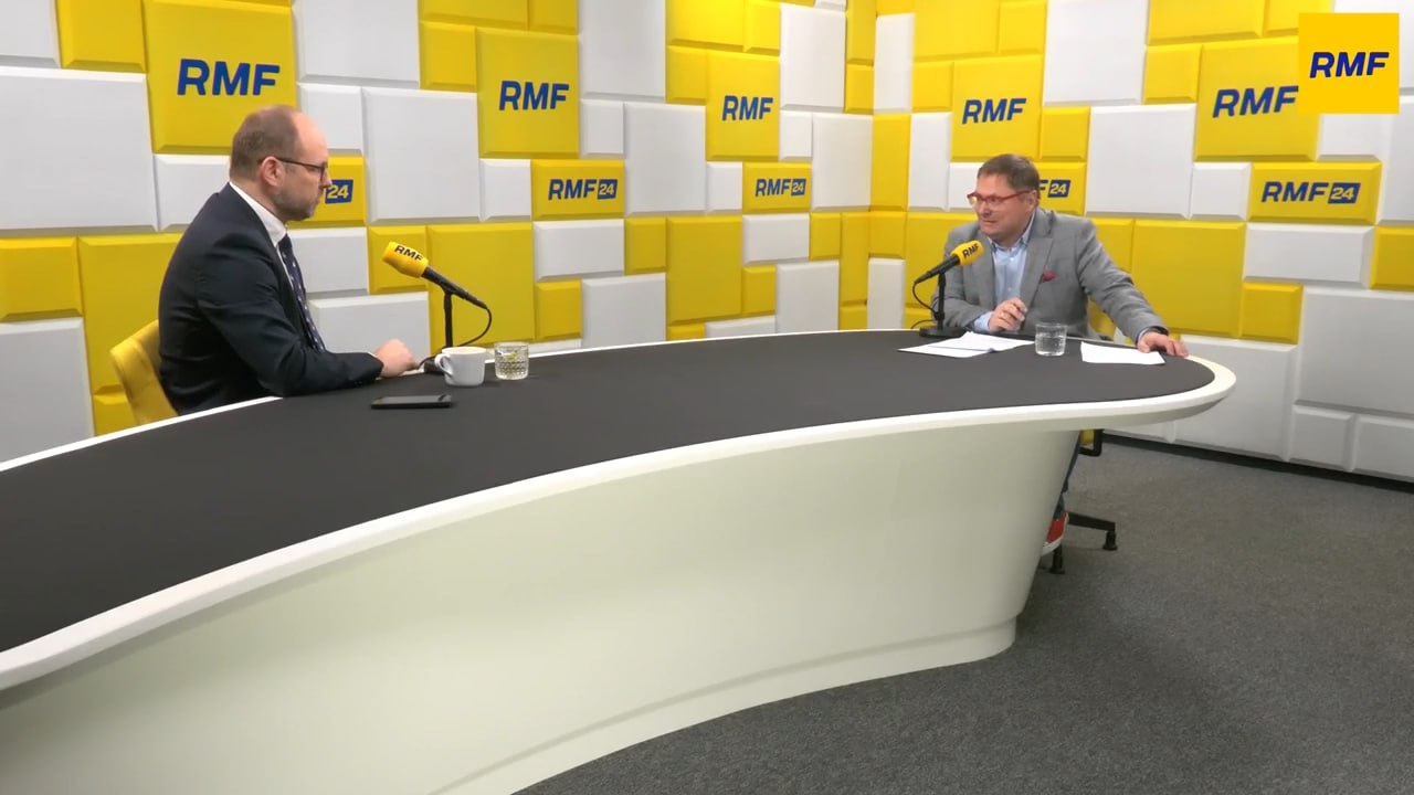 Польша не может бесконечно принимать беженцев с Украины вместо этого необходимо интегрировать в общество тех украинцев которые уже проживают в стране заявил глава президентского бюро международной политики Польши Марцин Пшидач в эфире RMF24 Когда масштабы превышают возможности инкультурации начинаются проблемы Мы не хотим таких проблем в Польше Я думаю что мы уже на грани большего мы не можем принять сказал Пшидач По словам польского чиновника в настоящее время на территории страны находятся около 1 5 млн граждан Украины но за последние пять лет польское гражданство получили только 26 тыс человек По данным управления верховного комиссара ООН по делам беженцев УВКБ на апрель 2025 года на территории всей Европы находятся примерно 6 4 млн украинских беженцев Лидерами по их приему являются Германия 1 24 млн человек и Россия 1 22 млн а также Польша почти 1 млн