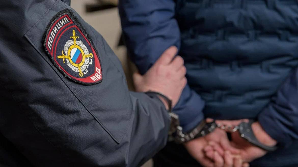 УМВД Приморья личности подростков подозреваемых в хулиганстве установлены  Сотрудниками полиции Приморского края установлены несовершеннолетние напавшие на иностранного гражданина во Фрунзенском районе Владивостока Ранее сообщалось что в ходе мониторинга социальных сетей полицейские обнаружили публикацию о нарушении общественного порядка на придомовой территории на улице Хабаровской во Владивостоке В результате организованной поверки полицейские установили личности нападавших На основании собранных материалов следственными органами принято процессуальное решение Несовершеннолетний 2010 года рождения задержан В настоящее время полицейскими проводится комплекс оперативно розыскных мероприятий направленных на задержание других участников инцидента   t me prim police   vk com public180487861   ok ru group 55028167540942   25 мвд рф