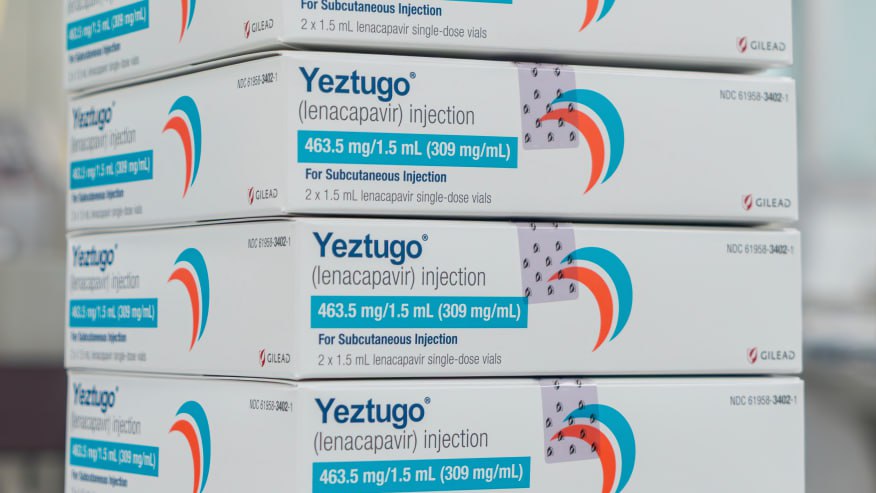 FDA одобрило единственную в мире вакцину для профилактики ВИЧ, которую можно делать дважды в год – NewsNation Управление по санитарному надзору за качеством пищевых продуктов и медикаментов США FDA одобрило единственную в мире прививку для профилактики ВИЧ, которую можно делать всего дважды в год. Лекарство под названием ленакапвир, которое будет продаваться под брендом Yeztugo, показало почти полное устранение новых случаев заражения в двух исследованиях среди групп высокого риска, превосходя по эффективности ежедневные таблетки для профилактики. Препарат вводится двумя подкожными инъекциями в область живота, создавая «депо» лекарства, которое постепенно высвобождается в организм. Грег Миллетт из amfAR считает, что эта вакцина «может положить конец передаче ВИЧ». #здоровье #наука Больше новостей США здесь. Подписывайся!