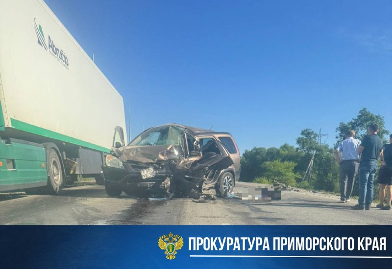 Смертельное ДТП на автодороге «Артём-Находка» Прокуратура контролирует расследование аварии в которой пострадали четыре человека и один погиб Сегодня утром на дороге «Артём-Находка» в районе пгт. Смоляниново произошло ДТП. Водитель Honda CR-V выехал на встречную полосу и столкнулся с автомобилем Toyota RAV-4. В результате аварии пострадали водитель и три пассажира Toyota, среди них 17-летняя девушка. Пассажир Honda CR-V погиб на месте от полученных травм. Все участники аварии, включая подростка, были доставлены в больницу с разными травмами. Прокуратура поставила на контроль законность итогового решения по результатам доследственной проверки. Фото: прокуратура