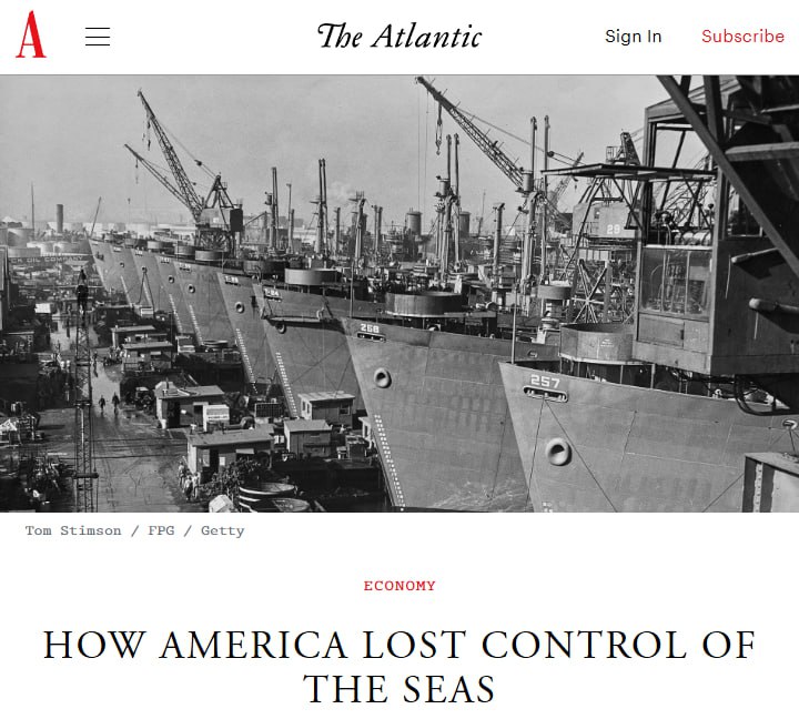 В американском историко-политическом журнал The Atlantic вышел большой материал о том, как США теряет контроль за собственными морскими торговыми перевозками. Америка зависит от морских перевозок: около 80% ее международной торговли осуществляется по морю. Морем идет почти 90% перевозок военных товаров и оборудования, включая топливо, боеприпасы и продовольствие. Тем не менее, в США наблюдается поразительная нехватка морских мощностей. Из десятков тысяч крупных судов, бороздящих океаны, лишь 0,13% построены в Соединенных Штатах. Китай, напротив, выполняет примерно 60% всех новых заказов на строительство судов и имеет более чем в 200 раз больше судостроительных мощностей, чем Америка. Большинство американских товаров, предназначенных для импорта и экспорта, перевозятся на судах иностранного производства, и почти все эти суда принадлежат исключительно девяти гигантским перевозчикам, базирующимся в Европе и Азии. К концу 2024 года эти перевозчики объединились в три картеля, которые контролировали около 90% контейнерных перевозок в США. Более того, проблема касается не только самих перевозок, но и портового обслуживания. После того как судно прибывает в порт США, кран, который поднимает контейнеры из грузового отсека, скорее всего, был произведен китайской корпорацией, которая выпускает 80% всех судовых кранов в Соединенных Штатах. Китай также производит 86% шасси для грузовиков, на которые загружаются контейнеры. Около 95% самих контейнеров производятся в Китае. Последствия для национальной безопасности, связанные с нехваткой судостроительных и транспортных мощностей в Америке, также становятся все более серьезными. Из-за того, что лишь немногие коммерческие суда ходят под американским флагом и на них работают американские моряки, США сталкиваются с критической нехваткой гражданских моряков, необходимых для укомплектования экипажей вспомогательных судов ВМС. В ноябре 2024 года ВМС подтвердили, что из-за нехватки экипажей они будут вынуждены поставить на прикол 17 вспомогательных судов, некоторые из которых были спущены на воду в январе 2024 года.