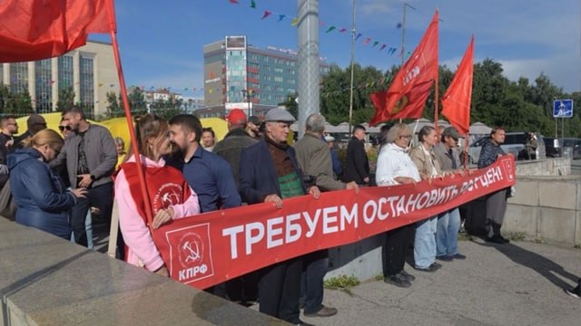В Новосибирске состоялась акция протеста против роста цен На площади Пименова в Новосибирске прошел пикет против роста цен. Организаторами акции стали новосибирские коммунисты. По их словам, главной проблемой России, согласно данным соцопросов, является рост цен. Инфляция затрагивает все сферы экономики. Так, в Новосибирской области, на отдельные товары цены выросли на 15-30%. Коммунисты предложили ограничить рост цен хотя бы на продовольствие, товары первой необходимости и лекарства. Они указали, что законопроект был внесен в Госдуму, однако завис. По их мнению, поддержка народа сможет помочь «продавить» инициативу. Как заявил депутат Заксобрания Роман Яковлев, предлагаемая мера является антикризисной и позволит помочь социальный климат. Сибмедиа