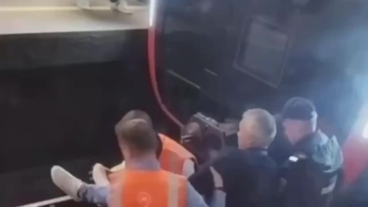 Мужчина уснул на путях московского метро, поезд не разбудил