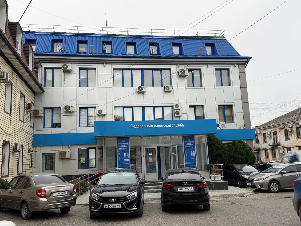 В Дагестане в 2025 году появился новый крупный налогоплательщик пополнивший бюджет на 10 млрд рублей Республиканский бюджет Дагестана получил существенное пополнение благодаря постановке на учет крупного налогоплательщика Компания уже перечислила в казну свыше 10 млрд рублей что значительно повлияло на рост налоговых доходов региона Как сообщил руководитель Управления ФНС по Дагестану Айдар Байрамов общие поступления в консолидированный бюджет республики за 2025 год достигли 76 1 млрд рублей Плановые назначения выполнены на 120 5 дополнительно мобилизовано почти 13 млрд рублей В том числе в республиканский бюджет поступило 54 6 млрд рублей в местные бюджеты 21 5 млрд рублей Общий прирост к уровню 2024 года составил 31 2 Особо высокие показатели зафиксированы по налогу на доходы физических лиц собрано 40 4 млрд рублей при выполнении плана на 134 8 Ключевую роль в этом сыграла постановка на учет в Дагестане крупного налогоплательщика Этот результат достигнут при поддержке и содействии Главы республики Сергея Меликова отметил Байрамов