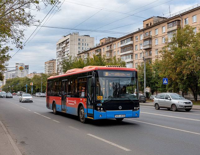 Власти Ростова предложили выдавать права на автобус с 18 лет В Ростове предложить снизить возраст для получения прав на управление автобусом с 21 до 18 лет Об этом в своем Telegram канале сообщил глава города Александр Скрябин По его словам в настоящий момент в донской столице наблюдается проблема характерная для городского транспорта большинства крупных городов дефицит водителей Даже выпускники получившие образование по специальности Автомеханик или Организация перевозок в 18 20 лет не могут устроиться по профессии в качестве водителя автобуса Им приходится ждать 2 3 года а за это время как правило находится другая работа написал Скрябин Глава города также отметил что инициативу может поддержать Минтранс Идею обсудят и с представителями Госавтоинспекции Подпишись на 1Rnd в МАХ Написать в редакцию