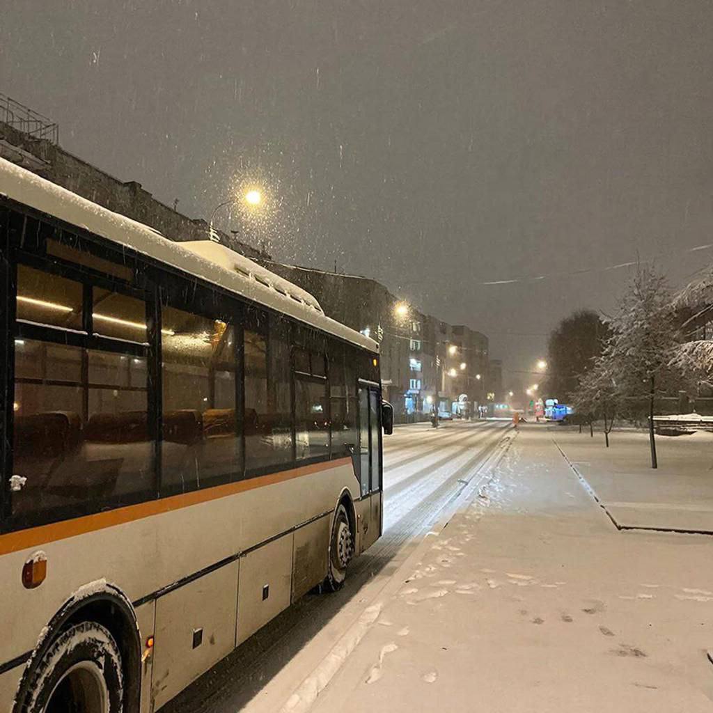 Водитель автобуса возил пассажиров под наркотиками В Комсомольске пассажирский автобус ПАЗ попал в ДТП после чего водителя сотрудники ГАИ доставили на освидетельствование в наркодиспансер Выяснилось что он употреблял мефедрон и марихуану Водитель отрицал это и заявил что наркотики могли попасть в его организм во время операции под общим наркозом проведённой два месяца назад Ранее водитель автобуса уже привлекался за пьяное вождение а также был судим Он предстал перед судом за управление транспортом в состоянии опьянения и приговорён к 1 5 годам лишения свободы в колонии строгого режима с лишением прав на 2 5 года Источник Хабарай Прислать новость yaroslav egorovich Подписывайся на MAX