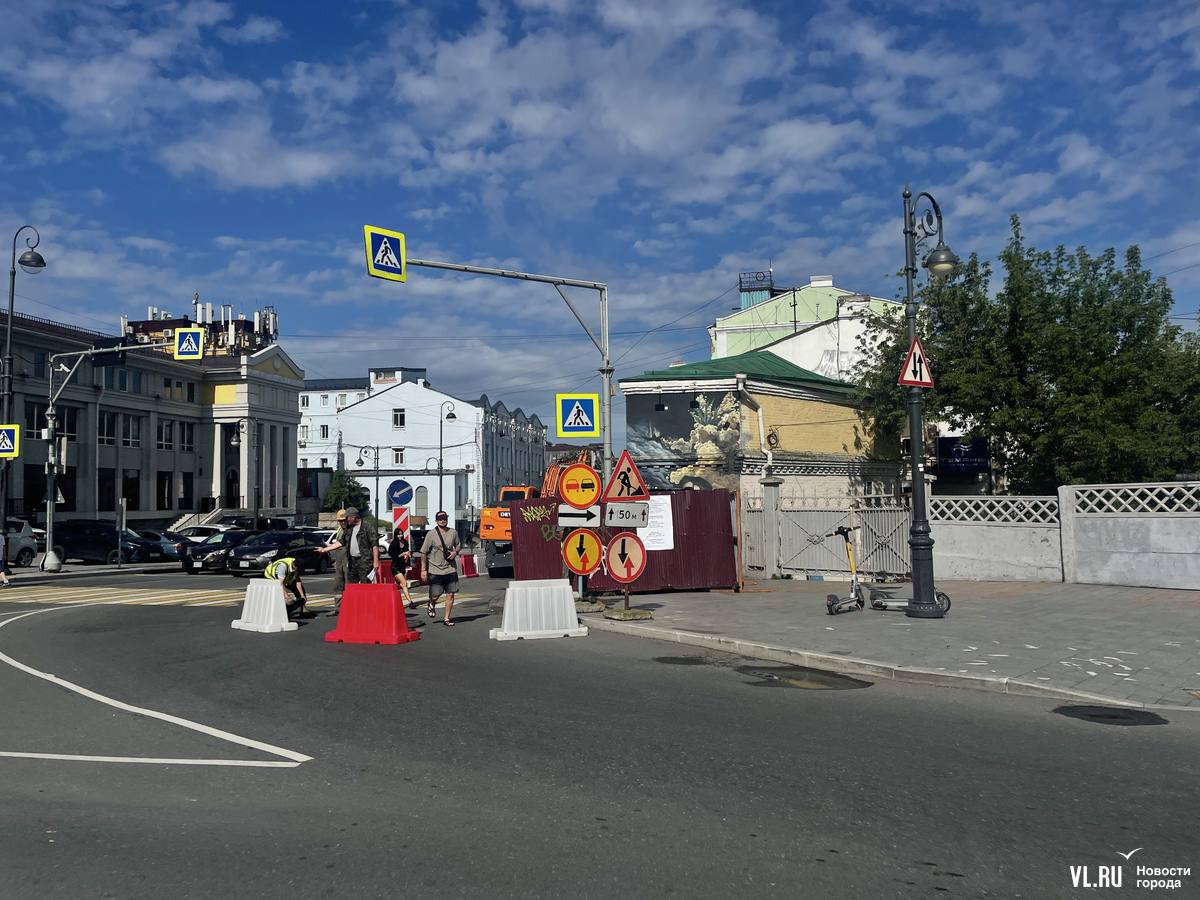 На Семёновской во Владивостоке до конца августа перекрыли тротуар и полосу в сторону стадиона «Динамо» На Семёновской сетевики готовятся начать раскопки с перекрытием тротуара и части дороги. Рабочие уже поставили забор и пластиковые ограничители, забрав одну полосу от Алеутской в сторону стадиона «Динамо». Пешеходы пока протискиваются, но скоро путь закроют до конца месяца. Ранее сообщалось, что ремонт с перекрытием начнут 28 июля. Но на паспорте объекта указаны новые сроки: с 5 по 31 августа. Заказчик: АО «ДГК». Работы будет выполнять ООО «НТС Групп», частый подрядчик Приморских тепловых сетей. На время раскопок проход по тротуару с северной стороны улицы будет ограничен. Пока не до конца понятно, останется ли свободный доступ ко всем коммерческим помещениям, кафе и магазинам. Но табличку «Проход закрыт» здесь уже повесили. Правда, горожане пока ходят по территории будущих раскопок. Также вдоль этой стороны улицы, очевидно, будет недоступна платная парковка. А из-за сужения проезжей части возможны дополнительные заторы по Алеутской. В ДГК также уточнили. что на время работ от горячей воды отключат три адреса – Пограничну, 12-б, Семёновскую, 7 и 9-б. Источник