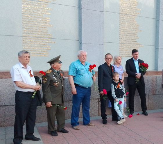 Тысячи свечей зажигают добровольцы. Мероприятие посетили представители волонтерских организаций, правоохранительных органов, городской администрации и ветераны.