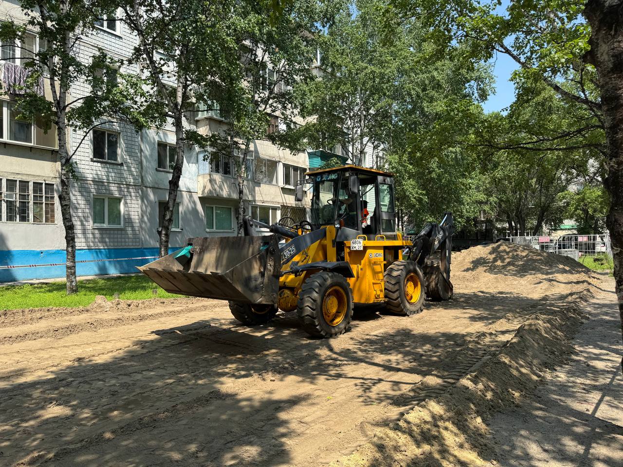 Поручил профильным специалистам проработать варианты ремонта междворовых проездов в четырех городах области – Благовещенске, Белогорске, Свободном и Тынде.  В ближайшее время главы городов сформируют перечень проездов, требующих ремонта в первую очередь. После оценки стоимости работ министерства совместно с муниципалитетами определят механизм реализации программы.  Дорожная инфраструктура во дворах — важная часть комфортной городской среды. Даже после благоустройства проезды часто остаются разбитыми. Эту проблему нужно решать. Начнём с кварталов, где высокая нагрузка на дороги из-за большого числа жителей и машин. Параллельно утвердим список дворов, которые приведём в порядок в ближайшие три года.   Программа благоустройства дворов, инициированная полпредом Президента в ДФО Юрием Трутневым действует с 2022 года, и за это время в регионе уже обновлено более 150 территорий.