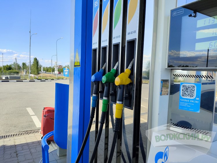 В регионе продолжают дорожать самые востребованные марки бензина  Волгоградстат представил очередное обновление данных мониторинга цен на нефтепродукты в Волгоградской области. По состоянию на 7 июля в регионе отмечается рост цен на самые популярные марки автомобильного бензина. Как сообщили Волжский.ру в пресс-службе Волгоградстата, средняя стоимость бензина за неделю выросла на 0,29% или 18 копеек. АИ-92 подорожал на 0,32%. Средняя цена за литр составляет уже 57,83 рубля. АИ-95 прибавил 0,28% - до 64,29 рубля за литр.  Стоимость бензина АИ-98 и выше за неделю не изменилась.   Подробнее на Волжский.ру:    #ВолжскийРу #волжский #vlz