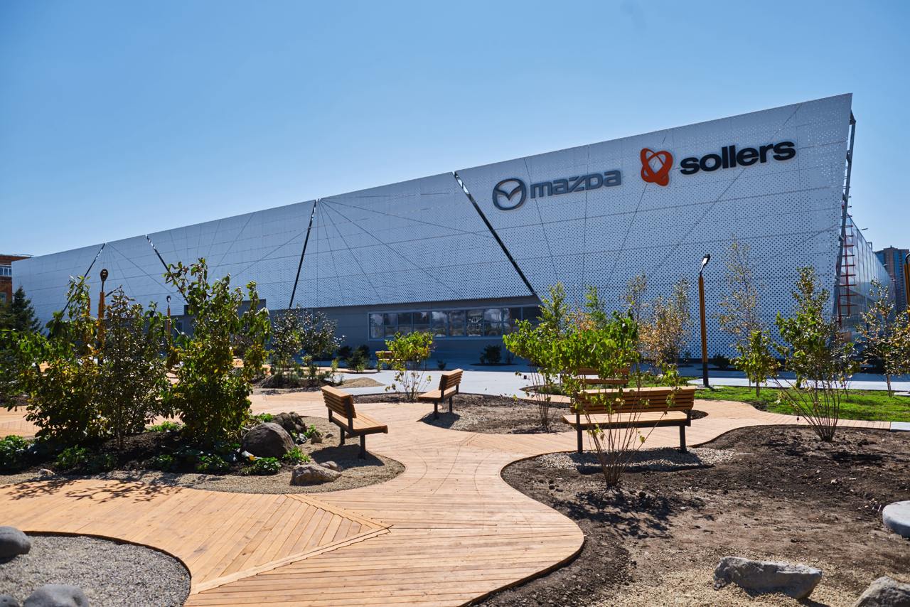 Бренд Mazda первым из ушедших из России лишился права обратного выкупа активов Японская компания Mazda Motor потеряла право на обратный выкуп 50 в совместном автопроизводстве в России Это первый подобный случай отмечает Reuters Журналисты издания уточняют что в 2022 года Mazda продала свою долю предприятия во Владивостоке компании Soller за символический 1 евро Договор предусматривал опцию обратного выкупа за ту же сумму в течение трех лет Группа Sollers не получала никаких предложений или запросов от Mazda относительно реализации опциона и в текущих условиях мы не видим в этом необходимости теперь заявили в Soller После ухода из России Mazda завод во Владивостоке выпускал пикапы Sollers Сейчас он производит туристические автобусы Фото Gradas