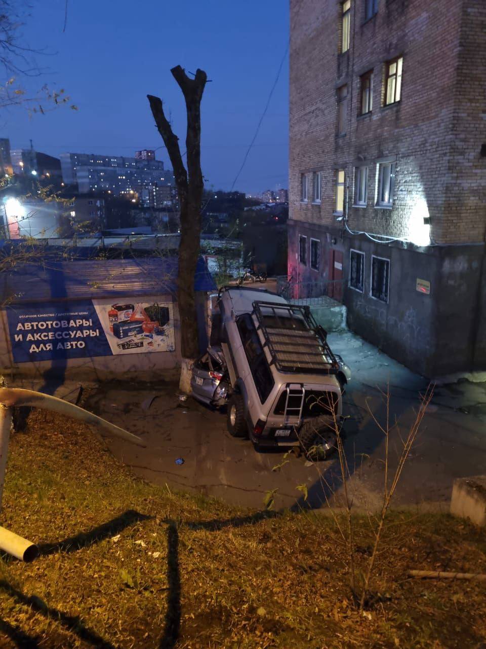 Припаркованную машину раздавило в лепешку.   Повезло, что никого внутри не было.  А то под предыдущим постом шутки, а ситуация страшная могла быть.  Вот же раньше японцы машины делали все-таки. Кразаку этому уже 30 лет на минуточку.