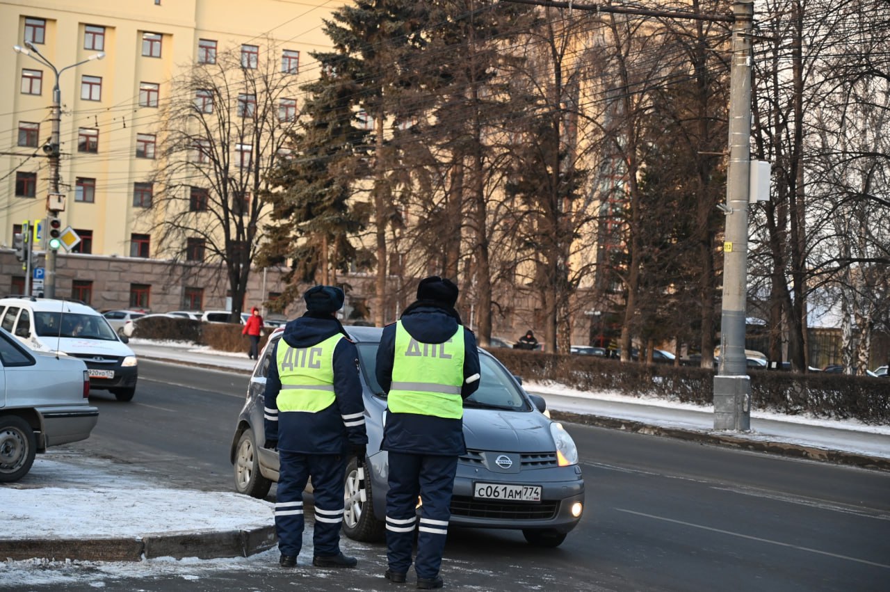 В Челябинске взяли на контроль парковку у ЮУрГУ после ночного дрифта  В Челябинске сотрудники ГАИ начнут патрулировать парковку возле главного корпуса ЮУрГУ. Особое внимание будут обращать на глушители автомобилей. Такие меры приняли после жалоб жителей на ночные заезды дрифтеров.  Живущие у ЮУрГУ челябинцы пожаловались в соцсетях на шум от машин. Ночью 17 декабря дрифтеры устроили гонки прямо на парковке у вуза. Громкие звуки мешали спать как жителям многоэтажек, так и студентам общежития. На кадры обратили внимание и сотрудники ГАИ.  — Для обеспечения безопасности участников дорожного движения и создания комфортных условий проживания жителей близлежащих многоквартирных домов будет проведена проверка законности внесения автовладельцами изменений в конструкции транспортных средств, в том числе по фактам установки прямоточных глушителей, — прокомментировали в Госавтоинспекции.          Поддержать канал