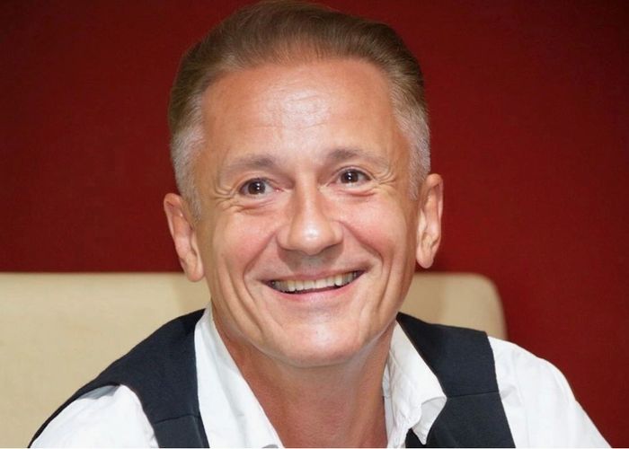 Актёр и руководитель Московского драматического театра имени Ермоловой Олег Меньшиков празднует 65 летие Артиста поздравили президент Владимир Путин и премьер министр Михаил Мишустин