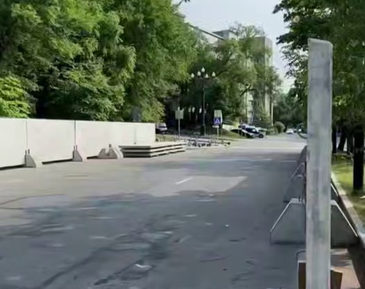 Речной вокзал огородили забором Возле хабаровского Речного вокзала установили бетонное ограждение — рабочие готовятся к началу реконструкции территории. После завершения работ набережную свяжут с дамбой в районе Броско. Владельцы торговых павильонов уже начинают освобождать пространство, понимая, что вернуться обратно не смогут.