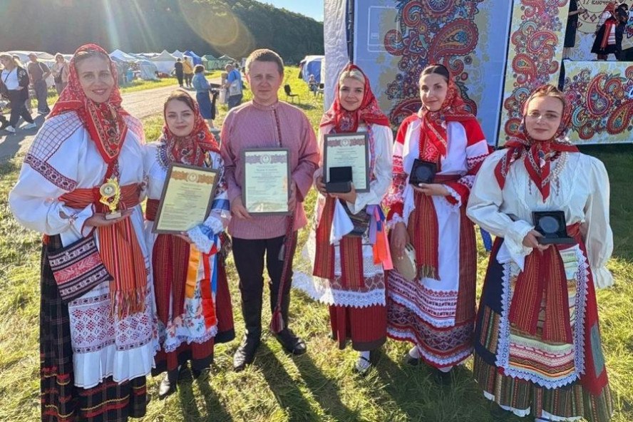 Тамбовский ансамбль "БлаговестЪ" стал лауреатом Международного фестиваля фольклора и ремесел Фестиваль "Двенадцать ключей" проходил в рамках проекта "Музейное лето в Туле - 2025". Солистка ансамбля Анастасия Манаенкова стала лауреатом первой степени. Ежегодно вблизи деревни Свиридово Веневского района Тульской области собираются неравнодушные к народной культуре исполнители и ремесленники. Интерактивные площадки "Казачий стан", "ЗакрутиХа", "Тульская богатырская застава", выступления фолк-групп, выставки-ярмарки ремесленных изделий и мастер-классы привлекают сотни участников и тысячи гостей со всех уголков страны. Фестиваль "Двенадцать ключей" - это открытая творческая площадка развития народной культуры и укрепления творческих связей между коллективами России и стран ближнего зарубежья. администрация Тамбова ИА "Онлайн Тамбов.ру"