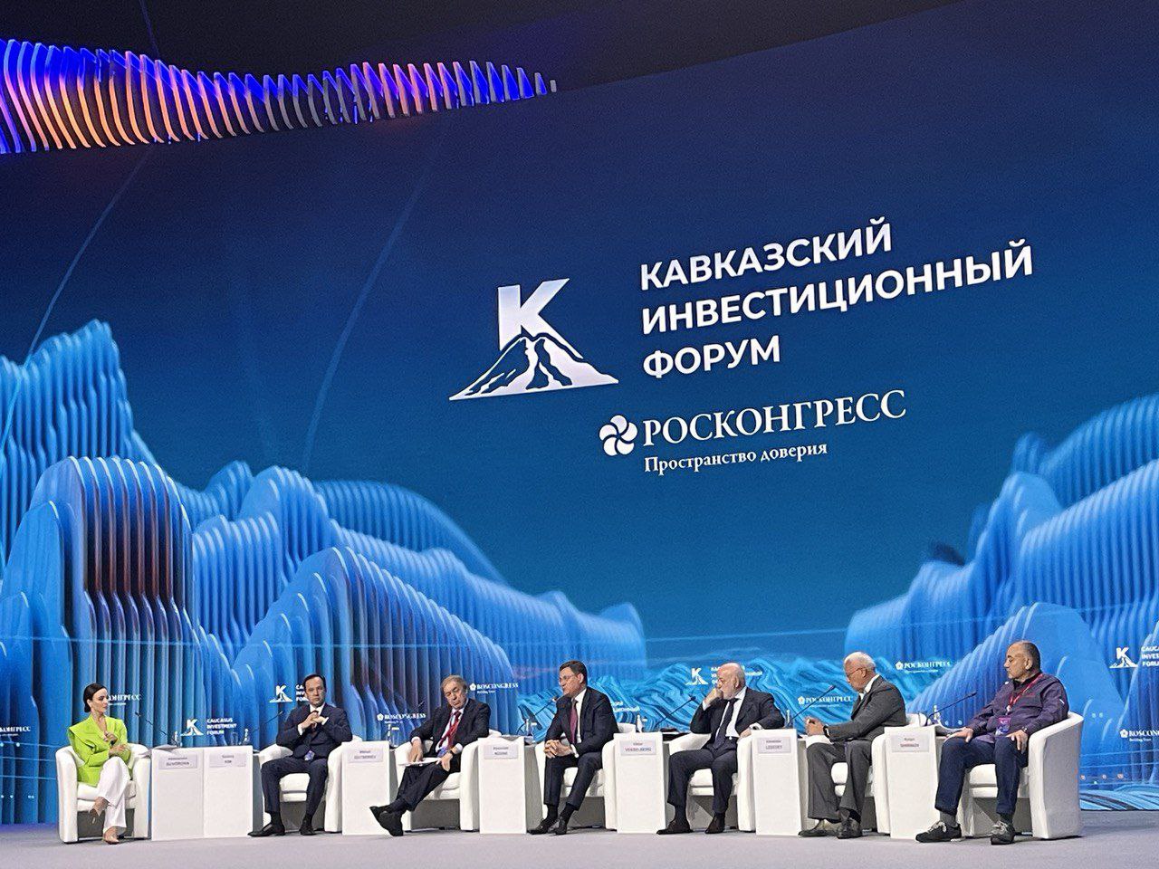 На пленарном заседании «Образ СКФО в 2036 году» в рамках КИФ-2025 вице-премьер РФ Александр Новак определил: «При развитии Северного Кавказа мы руководствуемся задачами и национальными целями развития до 2036 года, которые определены Президентом РФ. В первую очередь, это вопросы повышения благополучия жителей, развития человеческого капитала, создания комфортных условий для проживания» Из чего сложится «образ СКФО в 2036 году»: «К 2036 году мы должны прийти к тому, что курорты КМВ, туристические горные кластеры Северного Кавказа стали конкурентноспособными, а может и лучше мировых». «Будет развиться и прибрежный Каспийский кластер». «К 2036 году Северный Кавказ получит статус транспортно-логистического коридора». «В КЧР будет построен аэропорт». Будет развиваться сельское хозяйство. Садов, как в СКФО, нет ни в одном регионе нашей страны, здесь виден огромным потенциал по импортозамещению. О садах подробнее высказался председатель Ассоциации питомниководов и садоводов Ставропольского края Айдын Ширинов: «К 36 году Северный Кавказ станет яблочным хабом. Премиальное яблоко можно вырастить только на Северном Кавказе». «Посадочный материал уже сегодня поставляется в Индию и другие страны». Также на пленарном заседании обсудили темы альтернативной энергии, потенциала молодежи Кавказа в ИТ-сфере и ряд других. Уже сегодня промышленный рост на Северном Кавказе опережает среднероссийские темпы в два раза. Объем инвестиций за три года вырос на 75%. За 10 лет было построено 73 млн кв. м жилья. Уровень безработицы снизился с 16 до 8,6%. Северный Кавказ – единственный регион, где высокими темпами прирастает численность населения, порядка 30% населения – молодёжь. «Со стороны Правительства РФ мы будем максимально содействовать тому, чтобы регион был безопасным, комфортным, где хотелось бы жить и куда хотелось бы приезжать», – отметил в своем выступлении Александр Новак. Светлана Соколова, фото автора