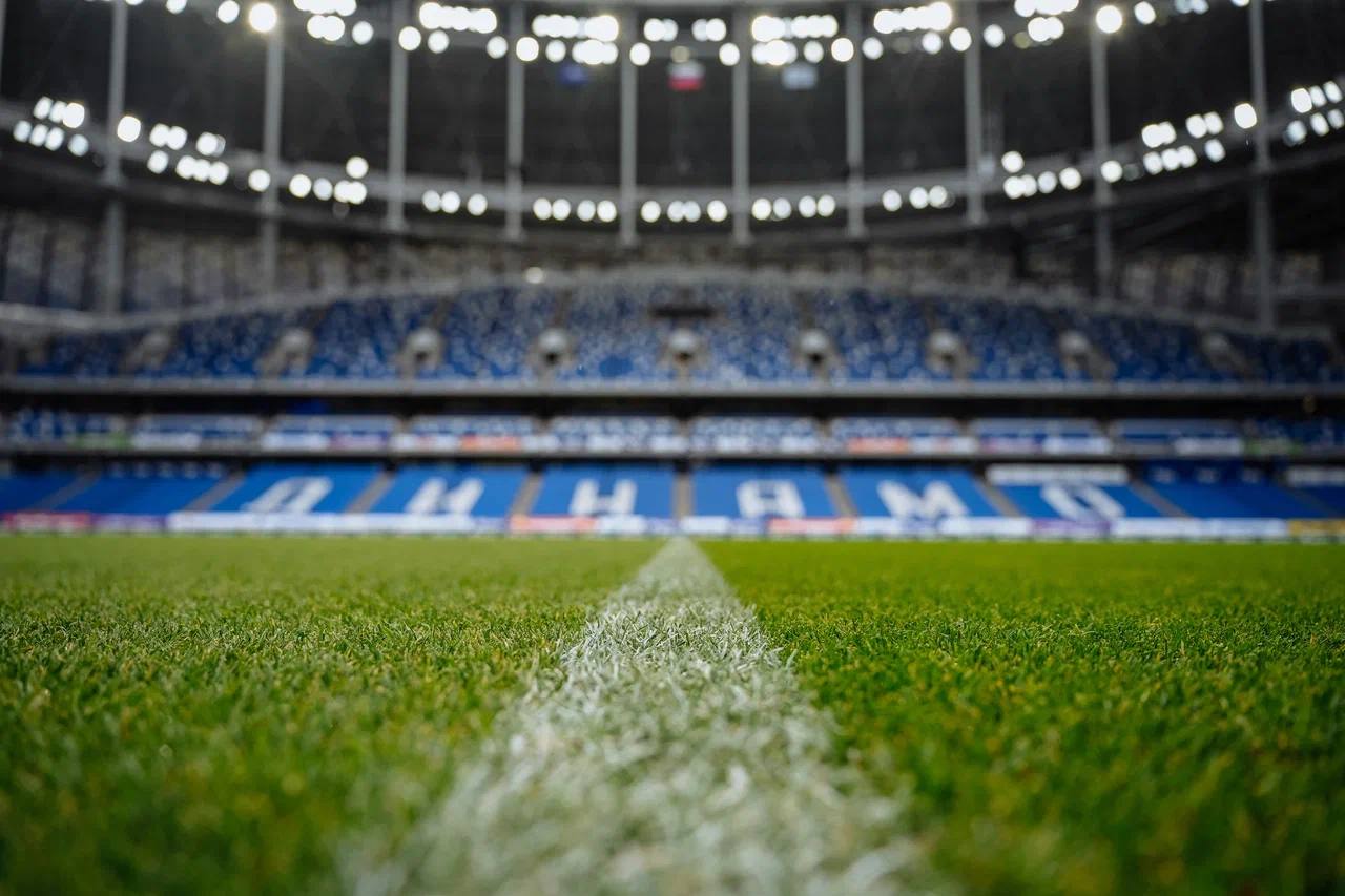Вниманию болельщиков собирающихся на кубковую игру с Динамо 22 октября на стадионе ВТБ Арена в Москве состоится матч 6 тура группового этапа FONBET Кубка России Динамо Крылья Советов Начало встречи в 19 00 по самарскому времени 18 00 местного Билеты для болельщиков Крыльев можно купить по ссылке Стоимость билета 100 рублей Проход в гостевые сектора C310 и C311 начнётся за час до стартового свистка Рядом с гостевым входом 7В находится гостевая камера хранения Карта болельщика для посещения матча НЕ требуется По всем вопросам обращайтесь к специалисту по работе с болельщиками Ивану Кузину тел 7 927 650 42 32