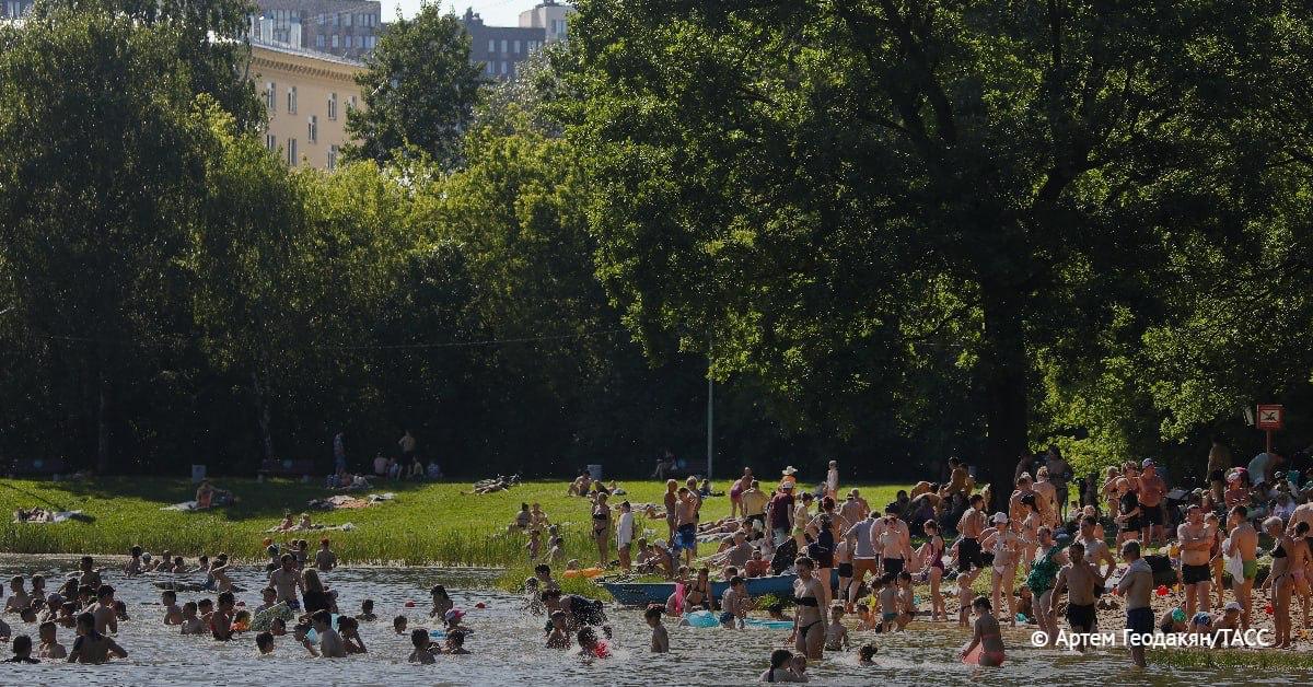 Роспотребнадзор признал пригодными для купания 21 зону в Московской области. В это число входят водоемы, карьеры, озера и пляжи в десяти городских округах Подмосковья. / Москва