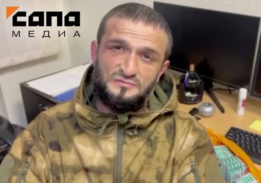 Во Владикавказе похоронили Вадима Техова, зарезавшего свою бывшую жену Тело Вадима Техова доставили из зоны СВО. Похороны мужчины прошли сегодня во Владикавказе в его доме. По информации «Сапы», убийца Регины Гагиевой умер от передозировки наркотических веществ. Осенью 2022 года осужденный Техов отправился в зону СВО из колонии. Как позже стало известно «Сапе», убийца был помилован указом президента после службы в подразделении «Шторм Z». После окончания контракта он продлил службу на спецоперации, но был задержан на передовой за распространение наркотиков. Вадим Техов был осужден в 2021 году на 16 лет за жестокое убийство бывшей жены Регины Гагиевой. Мужчина пришел к девушке на работу и начал выяснять отношения. Во время скандала Техов достал нож и хладнокровно нанес не менее 15 ударов по телу девушки. Регина истекла кровью и умерла в реанимации, не приходя в сознание. В суде Вадим объяснил свой поступок ревностью. У пары остался маленький сын.