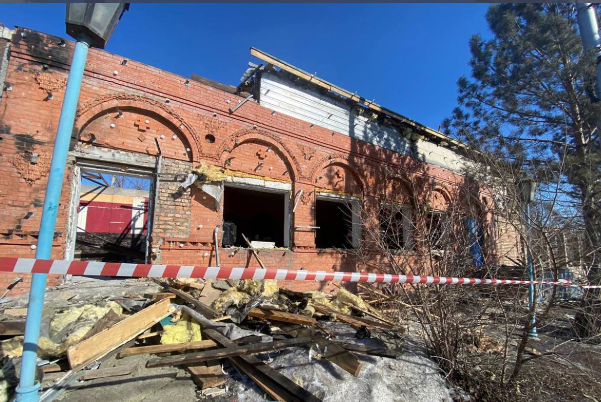 Кафе в Ветлужанке начали сносить после пяти лет судов с владельцами  По-своему «легендарное» кафе «У Руслана» на Чернышева работало много лет и много лет жители ближайших к нему домов жаловались на шум от отдыхающих. Суд установил, что кафе построили с грубейшими нарушениями. Процесс по его сносу затянулся на пять лет из-за того, что владелец здания подавал апелляции, рассказали в администрации Октябрьского района.   В итоге суд окончательно постановил снести постройку. Демонтаж уже начался. Власти пообещали разбить на этом месте газон. В плане районной администрации на этот год стоит снос более 20 временных сооружений и нестационарных торговых объектов.   Это Борус.Люди