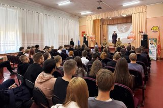 Более 2 тысяч человек объединил форум Одна на всех Победа в ЕАО В ЕАО прошёл форум Одна на всех Победа посвященный 80 летию Победы в Великой Отечественной войне Было организовано 15 разноформатных мероприятий объединивших более 2100 человек Участниками стали школьники учащиеся технологического политехнического медицинского колледжей Биробиджанского колледжа культуры и искусств а также преподаватели и представители общественности Подробнее по ссылке riabir ru 469613
