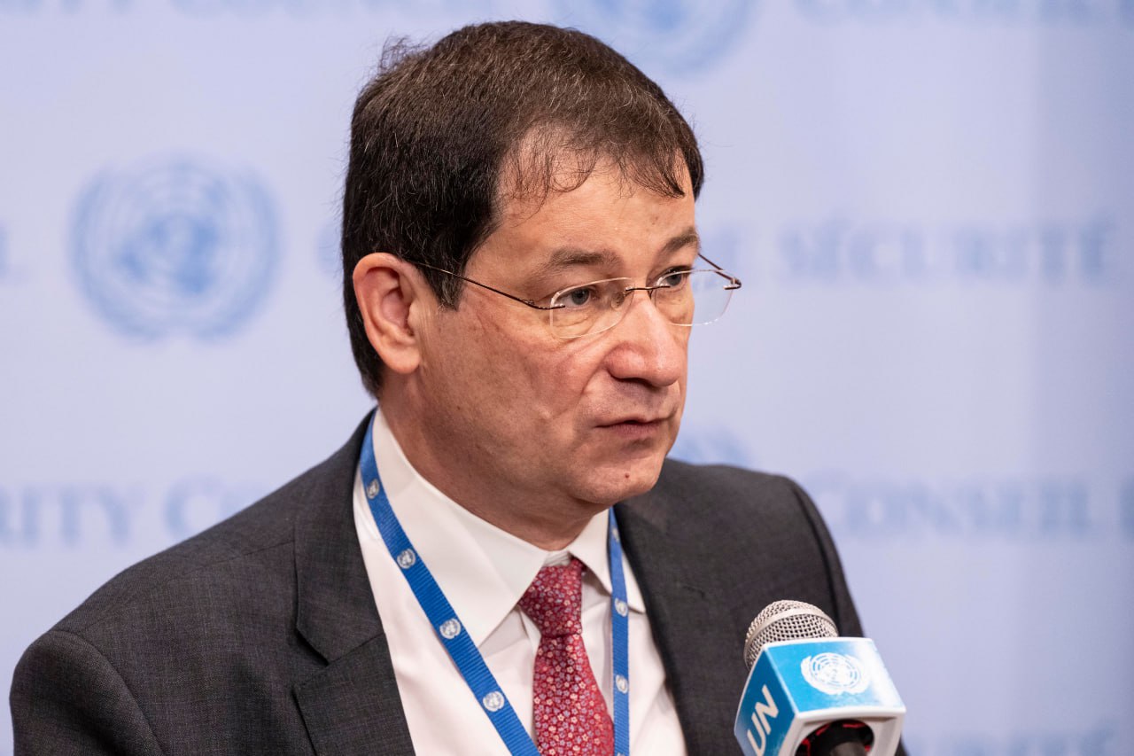 Полянский заявил о «довольно скорых» переговорах между РФ и Украиной Диалог возможен, если Киев приложит серьёзные усилия по устранению проблем конфликта, заявил первый заместитель постпреда России при ООН. Дипломат также подчеркнул, что президент США Дональд Трамп понимает, что у Российской Федерации есть определенные законные требования в рамках возможной мирной сделки по Украине. «Я думаю, что наши американские коллеги это осознают, потому что трудно не понимать тот факт, что Владимир Зеленский и его команда просто пытаются манипулировать этими мирными усилиями и стремлением администрации Трампа. Они пытаются затянуть войну», — добавил Дмитрий Полянский. Подпишись на «Говорит Москва»