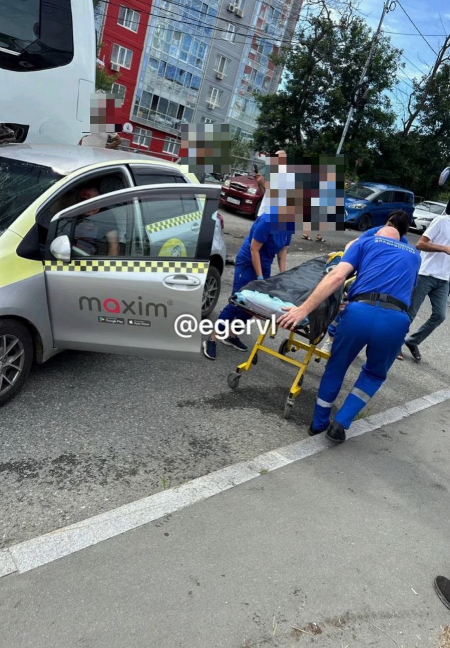 Серьезное ДТП с участием такси и туристического автобуса в районе маяка во Владивостоке  Очевидцы сообщают, что движение полностью перекрыто. Водителя увезли на скорой помощи.   Подробности уточняются.  UPD: движение уже открыли.  Видео, фото:     PrimaMedia   Прислать новость