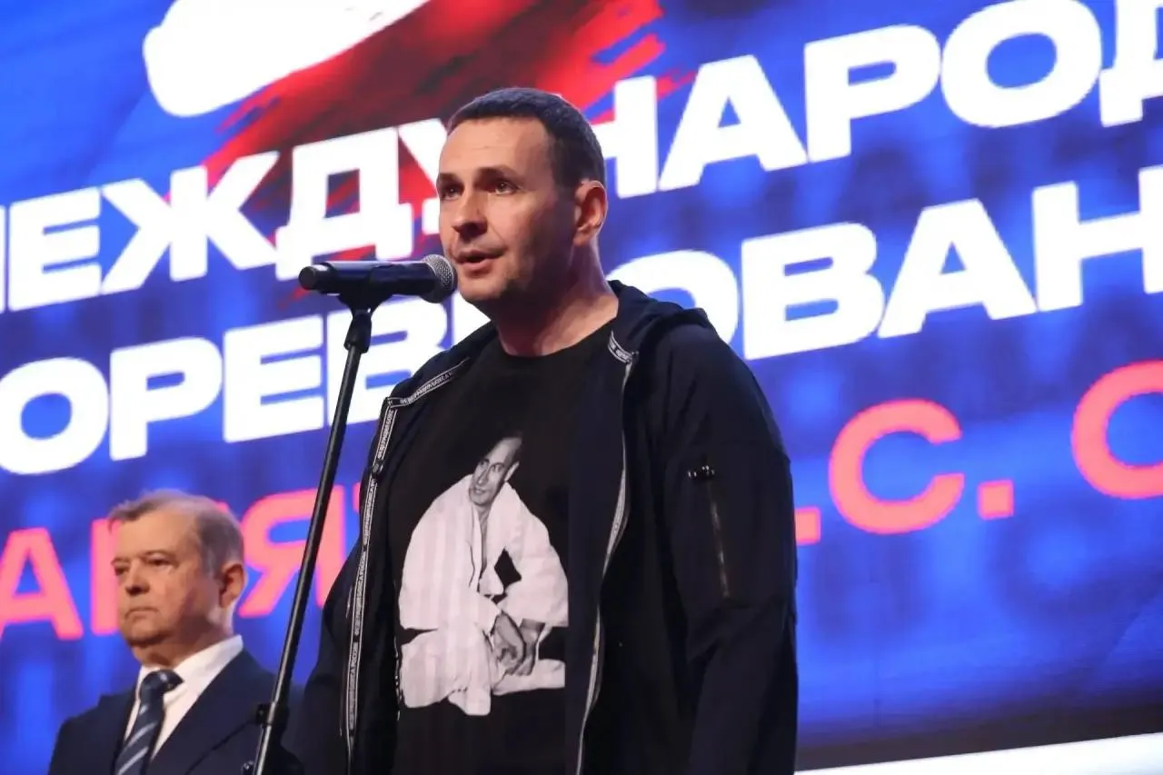 Вечерний Хабаровск Губернатор Хабаровского края Дмитрий Демешин открыл международный турнир по дзюдо памяти Василия Ощепкова в Хабаровске В этом году особый формат Впервые соревнования принимают не взрослых мастеров а юношей и девушек до 18 лет На дальневосточную землю прилетели 350 сильнейших молодых дзюдоистов из 12 стран мира Азербайджана Киргизии Таджикистана Армении Белоруссии Греции Китая Монголии Словении Сербии Турции и Франции 27 наших ребят выходят сегодня на татами против лучших юниоров планеты Это серьезный вызов но я уверен они покажут характер подробнее на канале Вечерний Хабаровск