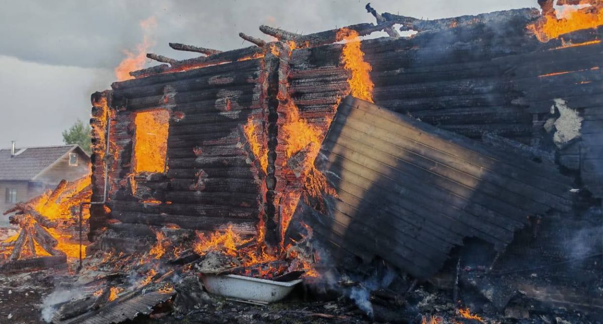 Во Владимирской области за один день сгорели два частных дома Два пожара в частных домах произошли во Владимирской области накануне, 16 июня. ↗ Прислать новость Подписаться