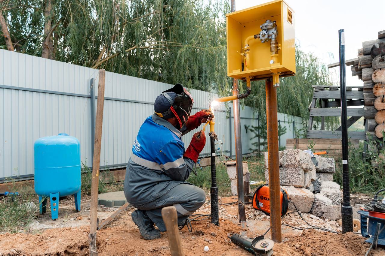 Свыше 200 участников догазификации льготной категории оформили постоплату на работы внутри участка и дома 24 категориям льготников Самарской области, в их числе многодетные семьи, семьи с детьми инвалидами, семьи участников СВО, положена компенсация в размере 201 тысячи рублей на обустройство газовых сетей на участке и установку оборудования внутри дома. В «Газпром газораспределение Самара» оплата работ средствами социальной выплаты происходит после пуска газа. Действующая в компании постоплата освобождает льготников от поиска финансов до получения выплаты. На сегодняшний день заключено 202 договора на догазификацию с заявителями льготной категории, по 112 из них уже произведен пуск газа. Для отсрочки оплаты заказчику необходимо предоставить любой документ, подтверждающий статус - удостоверение многодетной семьи, справка об инвалидности, справка об участии в специальной военной операции, другие документы. Подробности читайте на сайте компании Поставщика газа.