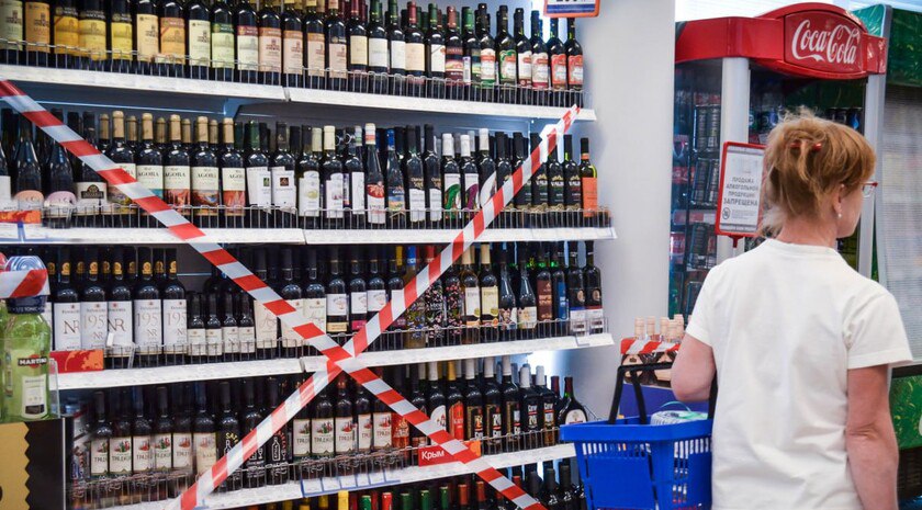 В Запорожской области 20 июня будет запрещена розничная продажа алкогольной продукции Розничная продажа алкогольной продукции запрещена в Запорожской области 20 июня в связи с проведением торжественных мероприятий «Выпускной вечер» в общеобразовательных организациях, сообщила пресс-служба Министерства экономического развития Запорожской области. Ограничение касается реализации крепкого алкоголя, пива, пивных напитков, сидра, пуаре и медовухи. «Запрет не распространяется на предприятия, осуществляющие продажу алкогольной продукции при оказании услуг общественного питания. За нарушение предусмотрена административная ответственность в виде штрафа», — пояснили в министерстве. Фото: телеграм-канал Министерства экономического развития Запорожской области , VK и ОК и читайте новости на нашем сайте