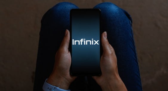 Русские владельцы смартфонов Infinix пожаловались, что устройства перестают работать при выезде за границу. Как объяснил производитель, так срабатывает система защиты их новой продукции, которую только-только привезли в Россию.  Как пишет Mаsh, стоит пересечь границу, как смартфон превращается в "кирпич". По словам пользователей, гаджет выводит сообщение: "ваше устройство заблокировано". Причём перед этим владелец всего лишь подключился к египетскому wi-fi.