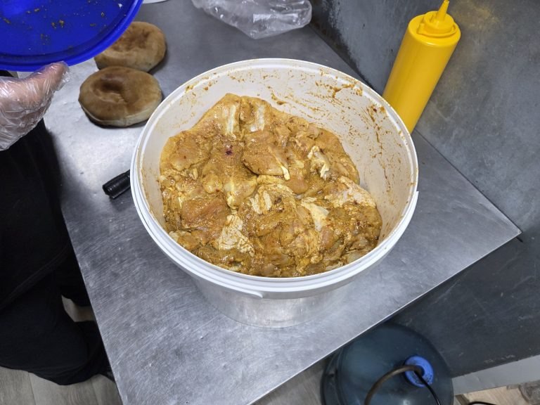 Шаурма без маркировки В столице Удмуртии специалисты Россельхознадзора выявили нарушения в работе предприятия общественного питания Шаурма BBQ HALAL на Воткинском шоссе ИП Ражабгаджиев Х Ш Так в холодильнике кафе не было термометра не был предоставлен журнал фиксации температурного режима хранения продукции Кроме того обнаружено 3 кг замаринованного мяса цыпленка без маркировки с информацией о производителе дате производства и сроках годности Отсутствовали и входящие ветеринарные документы на мясную продукцию В дальнейшем было установлено данная точка отсутствует в федеральной информационной системе из за чего невозможно проследить происхождение сырья Материалы о нарушении ветеринарных правил и требований технического регламента направлены в прокуратуру Индустриального района Предпринимателю грозит административная ответственность Фото пресс служба Управления Россельхознадзора по Кировской области Удмуртии и Пермскому краю Подписаться на нас Telegram MAX